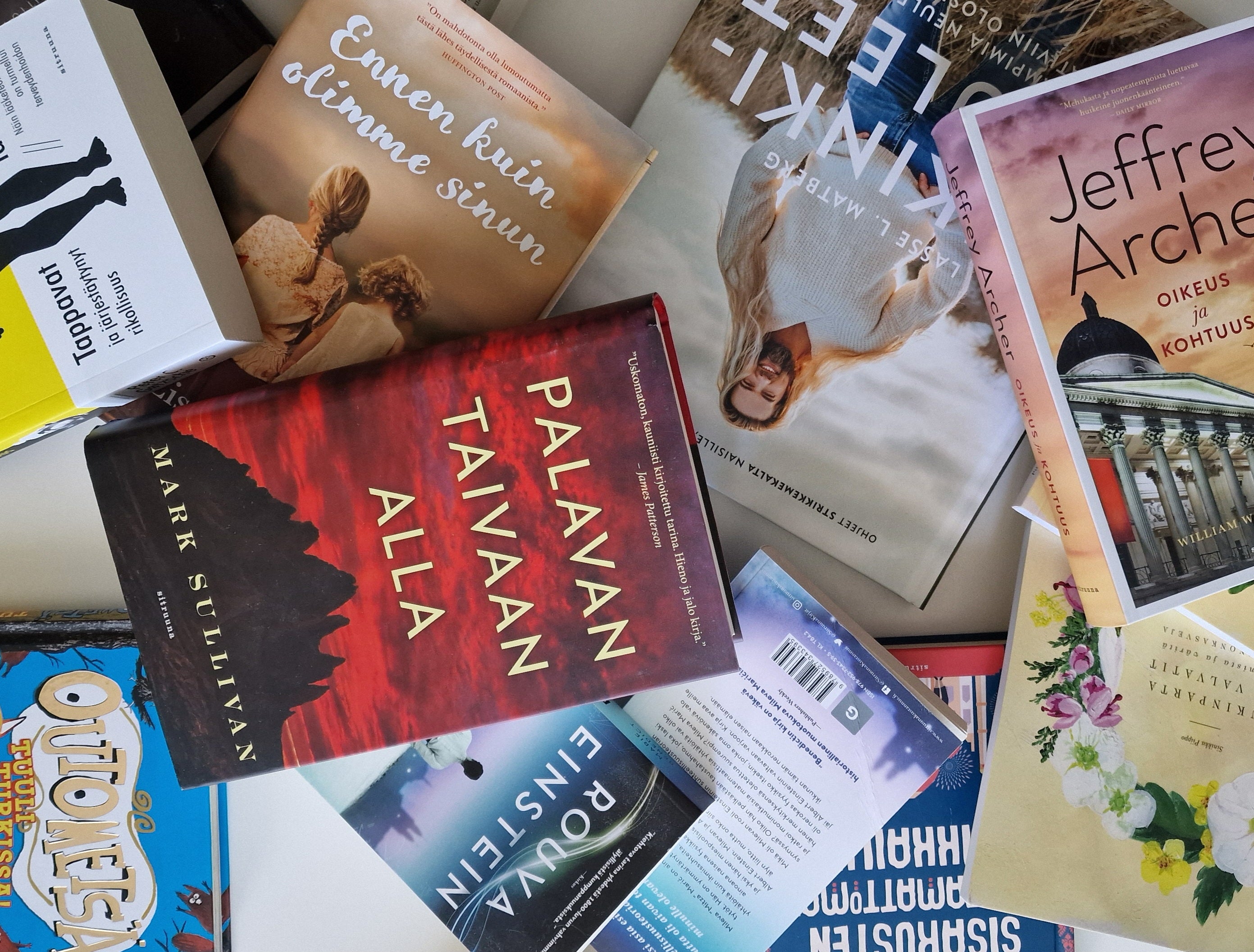 Kuva 2-laatuisista kirjoista pöydällä