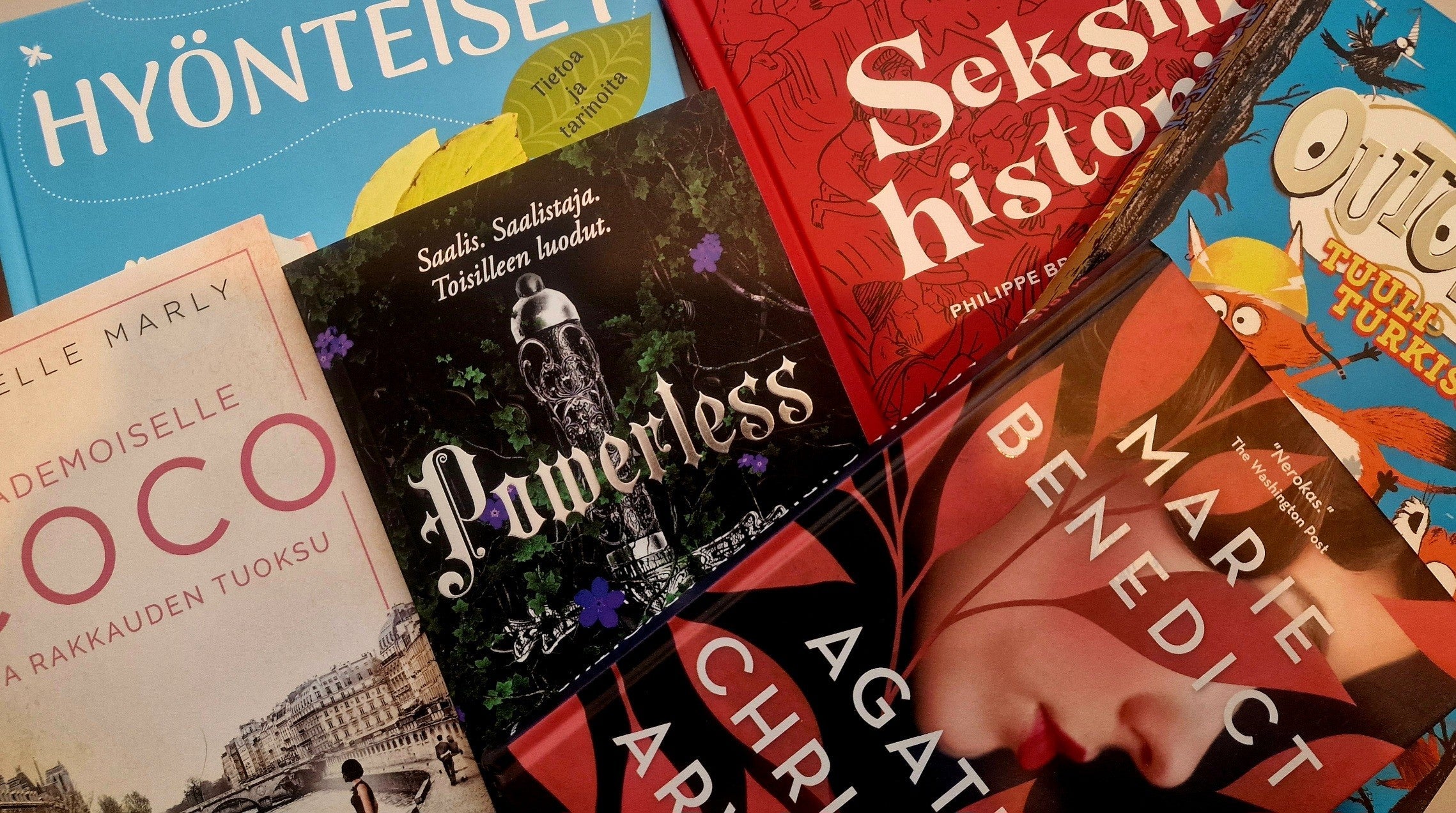 Kuva 2-laatuisista kirjoista pöydällä