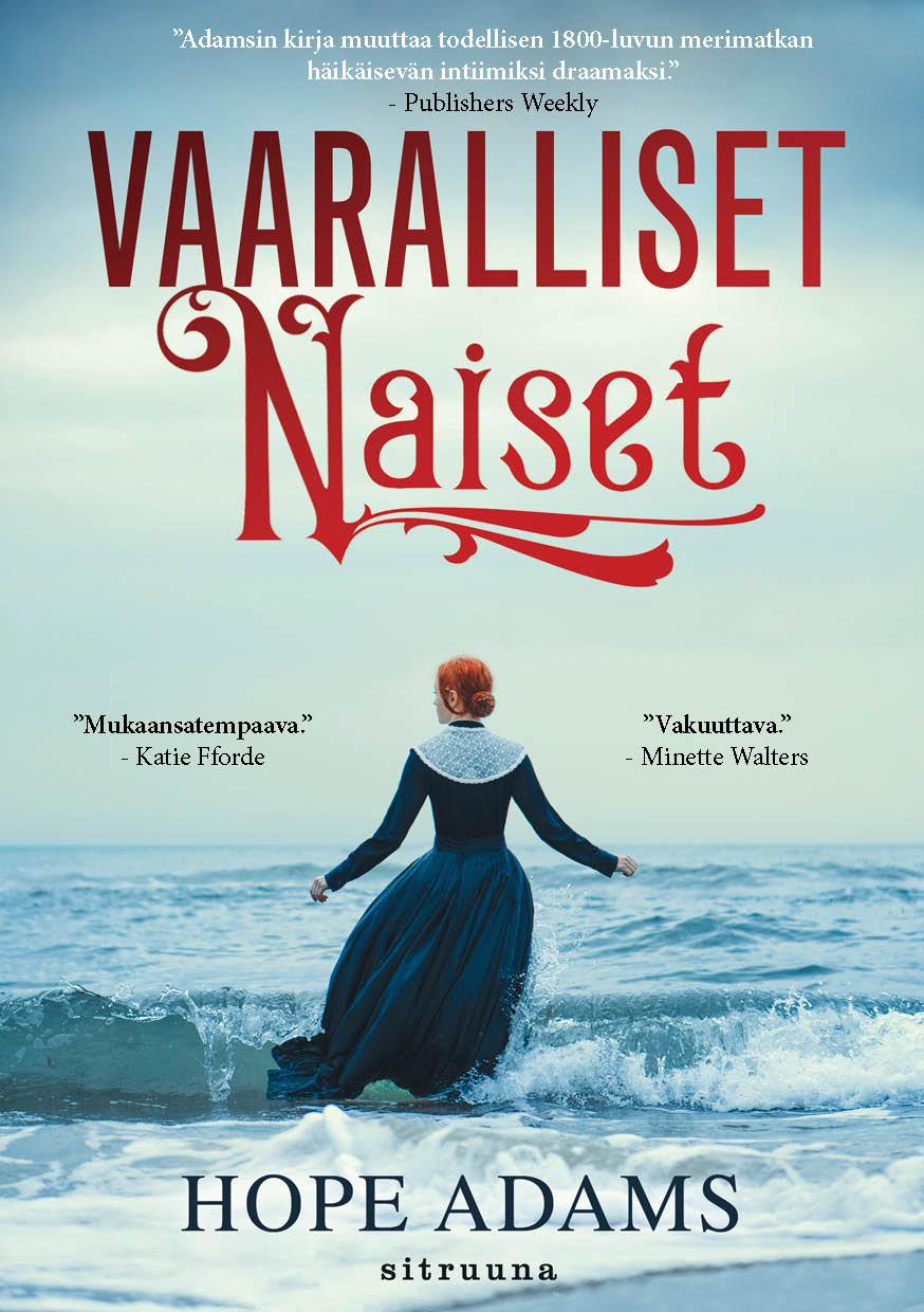 Vaaralliset naiset kirjan kansikuva, jossa meressä seisova nainen katsoo merelle.