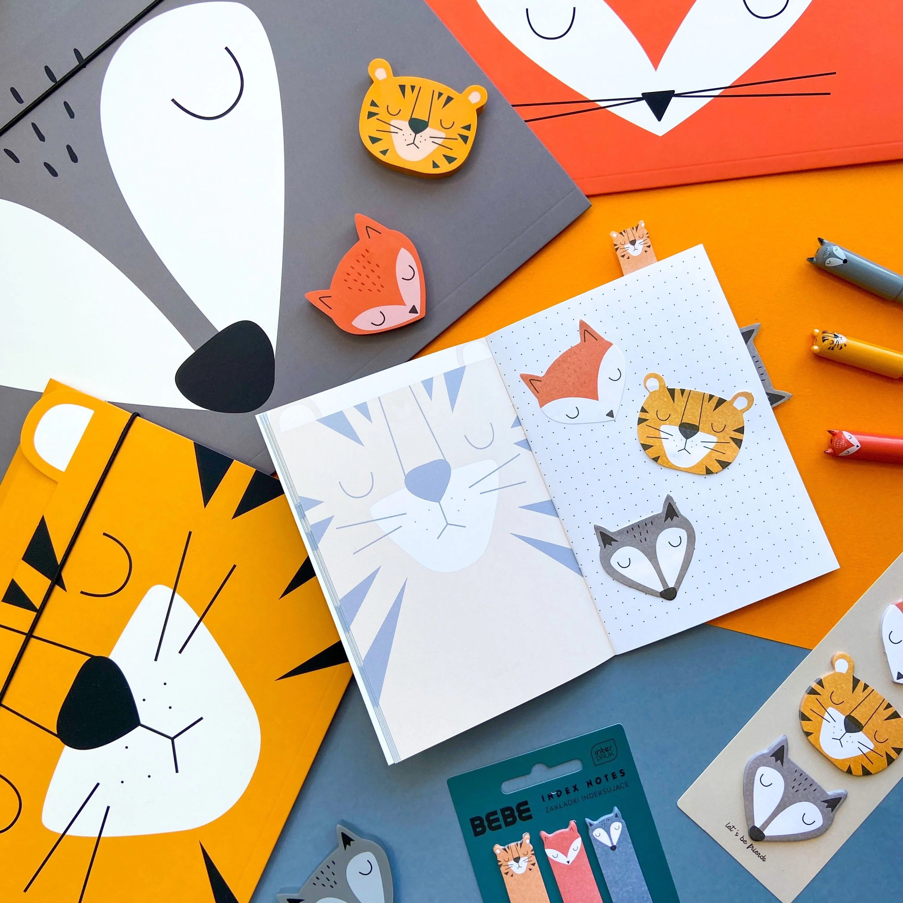 Kolme pyyhekumia esiteltynä yläviistosta