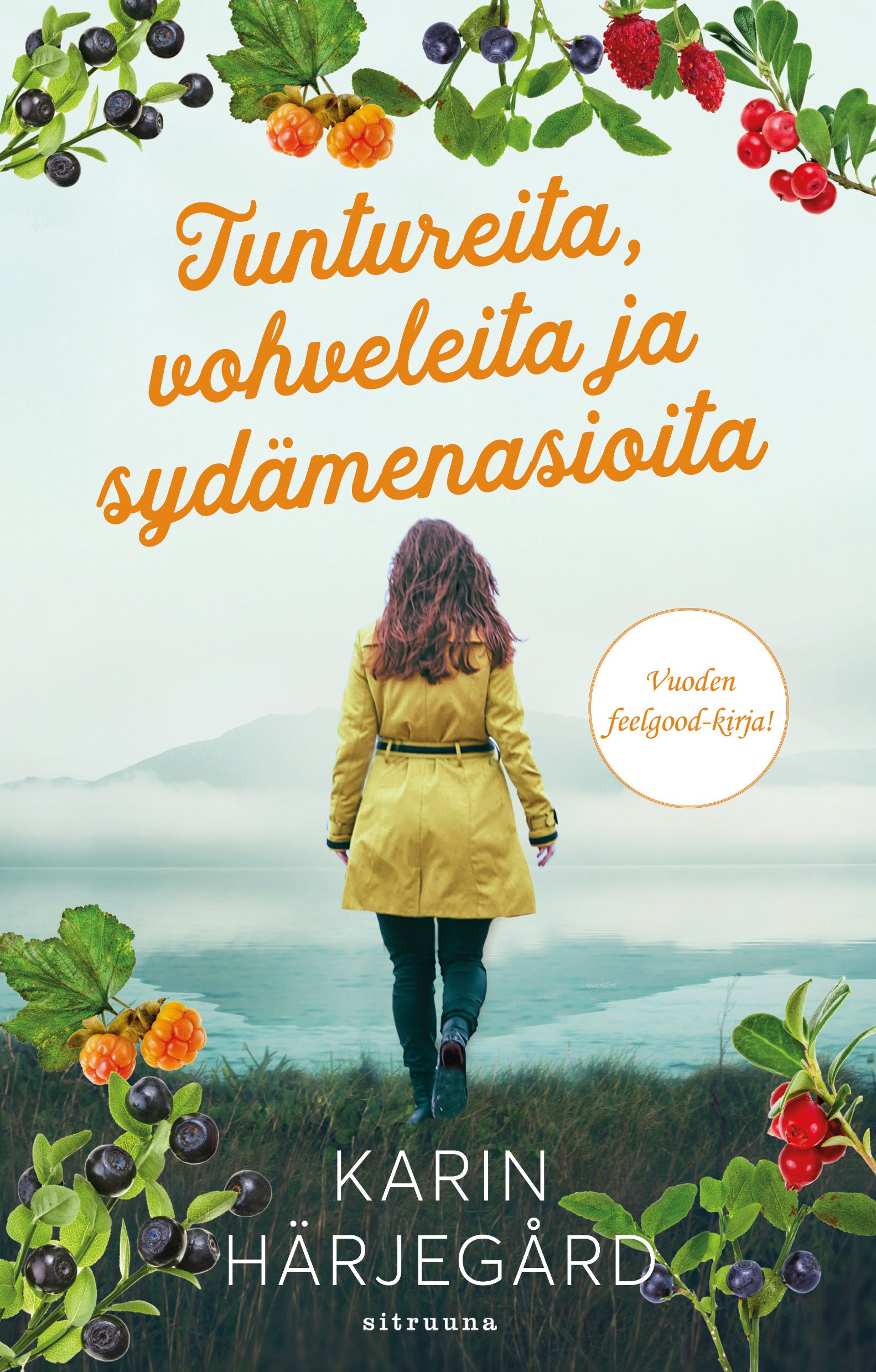 Tuntureita, vohveleita ja sydämenasioita -kirjan kansikuva, jossa nainen kävelee ruohikolla tunturimaiseman edessä.