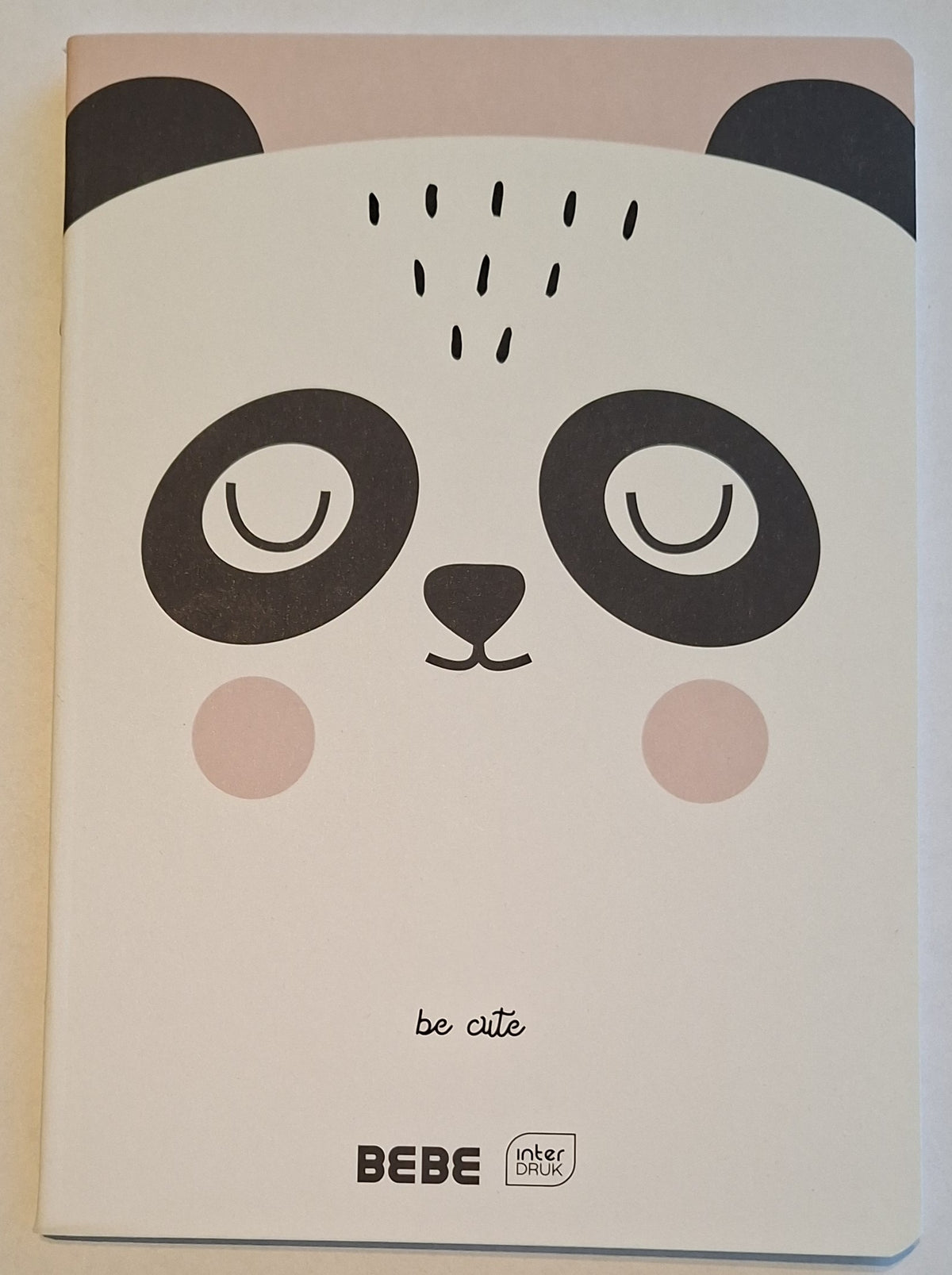 Be Cute vihkon etukansi, jossa piirretty panda