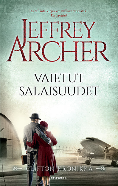 Vaietut salaisuudet -pokkarin kansikuva, jossa mies ja nainen seisovat kylki kyljessä lentokentällä hangaarin vieressä.