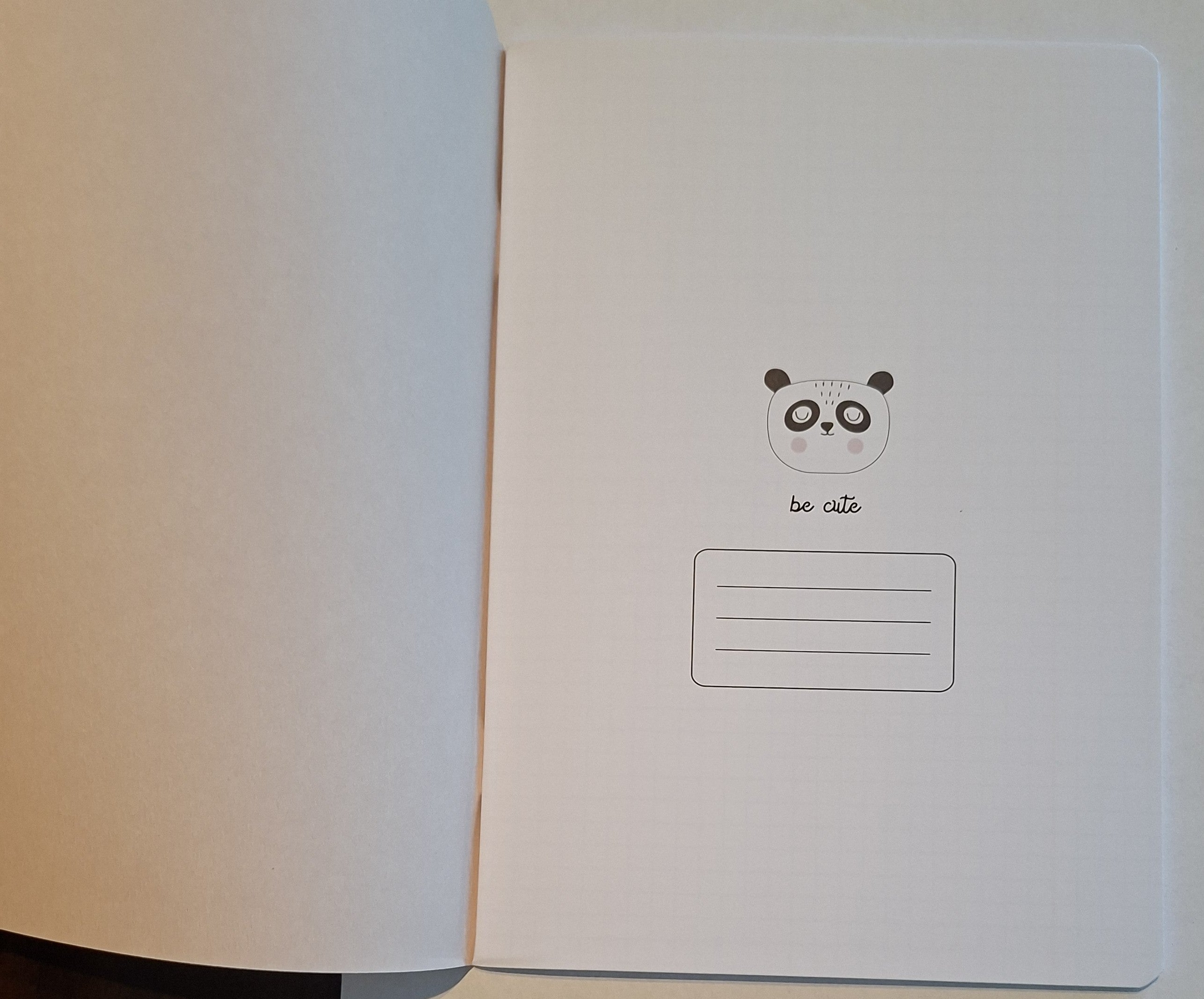 Be Cute -vihkon ensimmäinen sivu, jossa söpö panda ja tekstikenttä